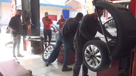 Yaz lastiği uygulaması başladı... Uzmanı uyardı: Yakıt tüketimini artırıyor Yaz lastiği uygulaması başladı... Uzmanı uyardı: Yakıt tüketimini artırıyor