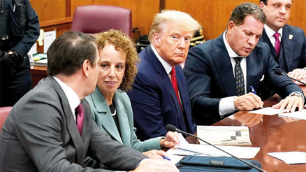 Eski Başkan Trump sanık sandalyesinde