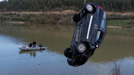 Samsunda araç gölete uçtu: 2 ölü