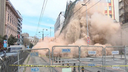 Karaköydeki 5 katlı metruk bina çöktü