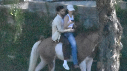 At sırtında romantizm Genç aşıklar baş başa görüntülendi At sırtında romantizm Genç aşıklar baş başa görüntülendi