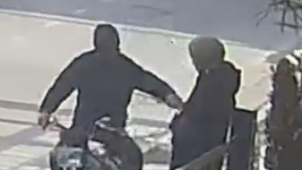 Motosikletli kapkaççı kamerada
