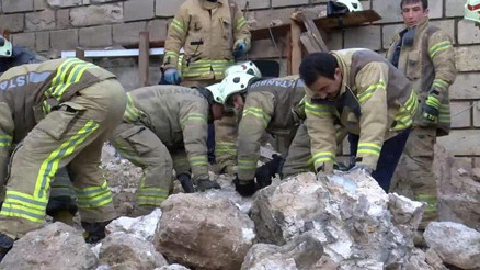 Fatihte tarihi surlar çöktü: 1 kişi hayatını kaybetti