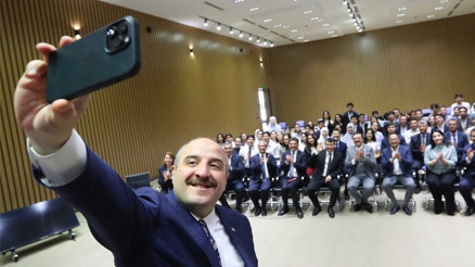 Bakan Varank ve Togg heyeti, Taşkent’te Özbek öğrencilerle buluştu