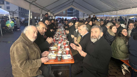 Hanau’da 3 bin kişi toplu iftar yaptı