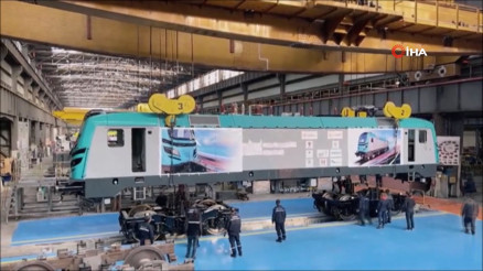 İlk yerli ve milli elektrikli anahat lokomotifi E5000 raylara iniyor