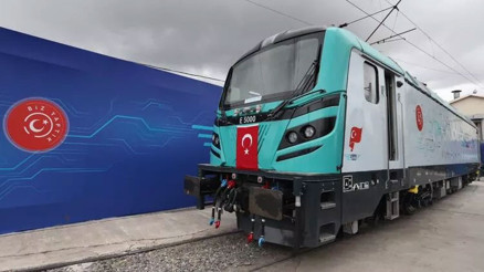 Yerli anahat lokomotifi raylara indi