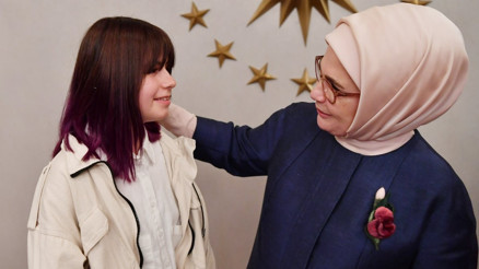 Emine Erdoğan, depremzede ve gönüllülerle iftarda bir araya geldi