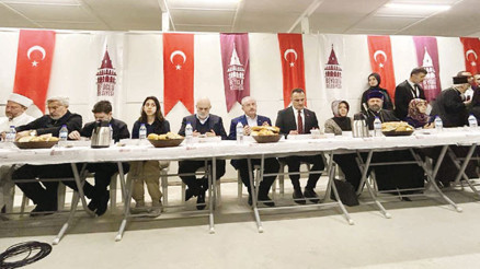 Kardeşlik sofrası... Üç dinin mensupları bu yıl oruçta buluştular Kardeşlik sofrası... Üç dinin mensupları bu yıl oruçta buluştular