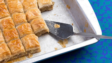 Kıyır Kıyır ev baklavası tarifi, hamuru, malzemeleri.. Bayramda damak çatlatacak ev baklavası yapılışı ve tarif bilgileri