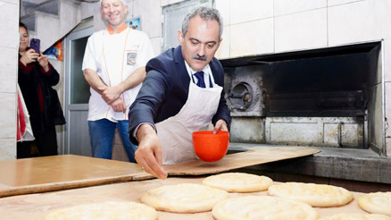 Bakan Özer pide yaptı