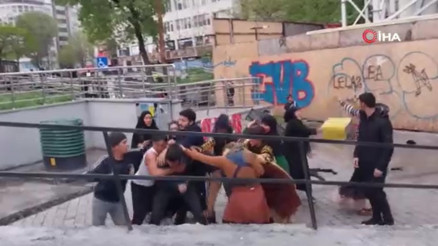 Karaköy’de dehşete düşüren anlar kamerada