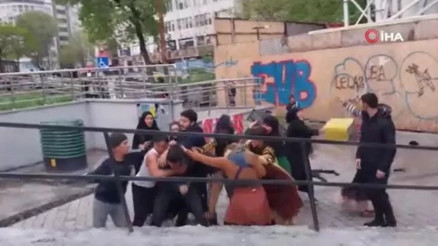 Karaköy’de iki grubun turistlerden para kapma tartışması kavgaya dövüştü