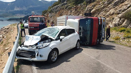 Ispartada kamyonetle otomobilin çarpıştığı kazada, 6 kişi yaralandı