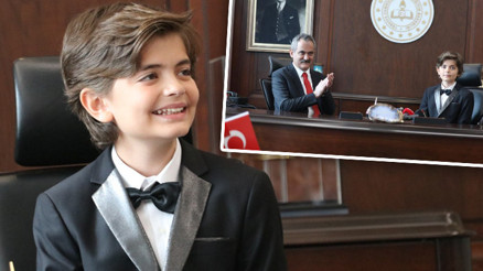 Bakan Özer, koltuğunu 11 yaşındaki Kaan Cana devretti Bakan Özer, koltuğunu 11 yaşındaki Kaan Cana devretti