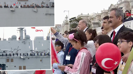 TCG Anadolu İstanbul Boğazında, Cumhurbaşkanı Erdoğan ve halkı selamladı