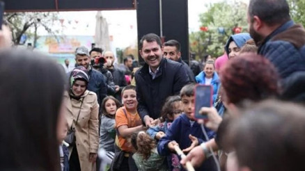 Bakan Kurum, Üsküdarda 23 Nisan şenliklerine katıldı