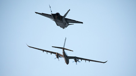 Selçuk Bayraktar Dünya havacılık tarihinde bir ilk diyerek duyurdu: AKINCI ve KIZILELMA yan yana uçtu