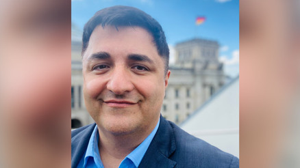 Bülend Ürük, tutuklu Rus gazetecinin serbest bırakılması için girişim başlattı Bülend Ürük, tutuklu Rus gazetecinin serbest bırakılması için girişim başlattı