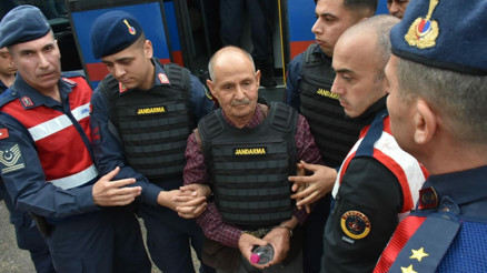Aynı aileden 3 kişinin öldüğü köpek besleme kavgası sanıklarına keşifte gerginlik