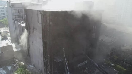 Akit Medya Grubunun da bulunduğu binadaki yangın havadan görüntülendi