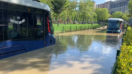 Eyüpsultanda su borusu patladı: 2 tramvay mahsur kaldı