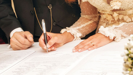 ‘Kadın evlenmekle kocasının soyadını alır’ hükmü iptal ‘Kadın evlenmekle kocasının soyadını alır’ hükmü iptal