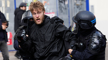 Paris’te 1 Mayısta emeklilik reformu karşıtı gösterilerde arbede