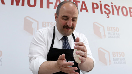 Bakan Varank, tezgaha geçip baba mesleğini icra etti