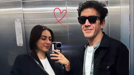 Ünlü oyuncu kural bozdu Aşkını ilan etti...