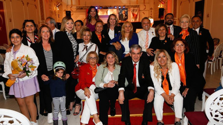 Depremzedeler yararına defile Depremzedeler yararına defile