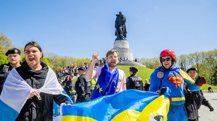 Berlin’de Rus bayrağına izin yok