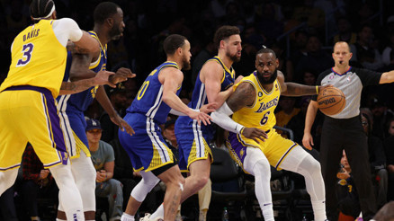 NBAde LeBron Jamesli Lakers, son şampiyon Warriorsı eledi NBAde LeBron Jamesli Lakers, son şampiyon Warriorsı eledi
