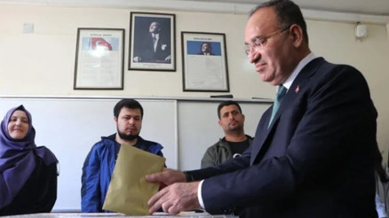 Bakan Bozdağ, seçim bölgesi Şanlıurfa’da oyunu kullandı