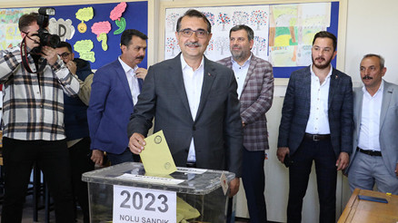 Bakan Dönmez, oyunu 2023 numaralı sandıkta kullandı Bakan Dönmez, oyunu 2023 numaralı sandıkta kullandı