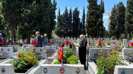 Edirnekapı Şehitliği’nde buruk Anneler Günü