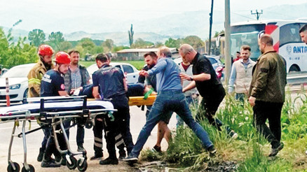 Seçim kazası Otomobil devrildi: 5 yaralı