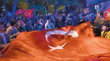 Dünya ikinci tura odaklandı: Seçmene övgü... AB: Yüksek katılım iyi bir haber