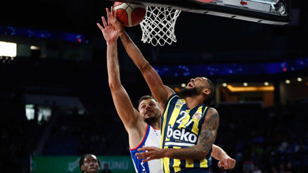 Anadolu Efes erteleme maçında Fenerbahçe Bekoyu yendi