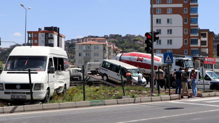 Kayseride minibüsler çarpıştı: 1i ağır, 6 yaralı
