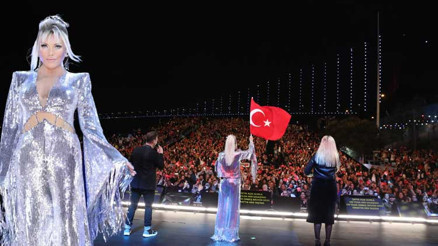 Görkemli açılışta Ajda Pekkan izdihamı