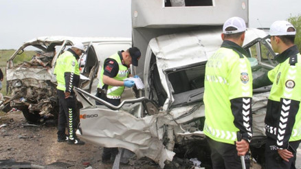 Konya’da feci kaza Kamyonetle minibüs çarpıştı: 2 ölü, 3 yaralı
