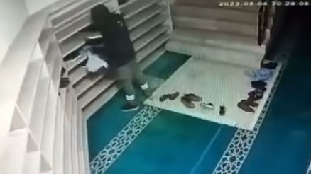 Camide hırsızlık yapan şahıs güvenlik kameralarına yakalandı