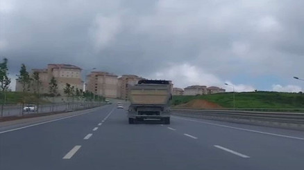 İstanbul’da hafriyat kamyonunun tehlikeli yolculuğu kamerada