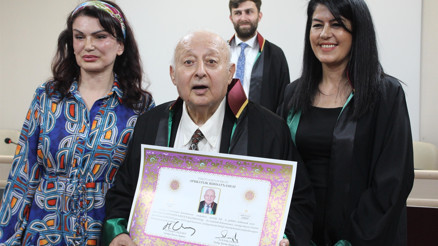 Türkiyenin en yaşlı hukuk fakültesi mezunu 84 yaşında cübbe giydi