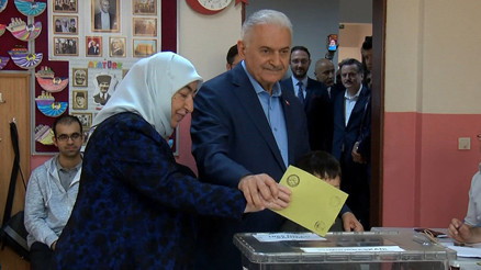 Binali Yıldırımdan kabinden geç çıkan eşine karar veremedin mi esprisi