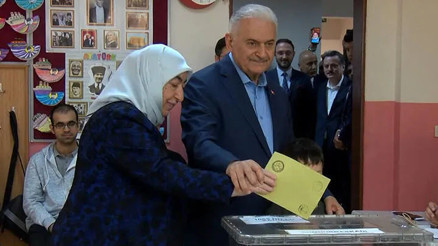 Binali Yıldırımdan kabinden geç çıkan eşine karar veremedin mi esprisi