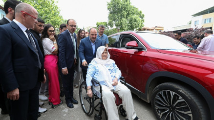 İlk turda oy kullanamamıştı... Hatice Nineye Togg sürprizi
