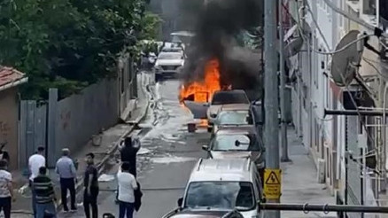 Beyoğlunda park halindeki otomobil alev alev yandı
