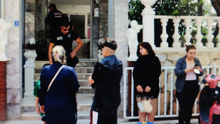Aparttan çıkmayan kiracısının kapısına kimyasal sıvı döktü 5 kişi hastanelik oldu
